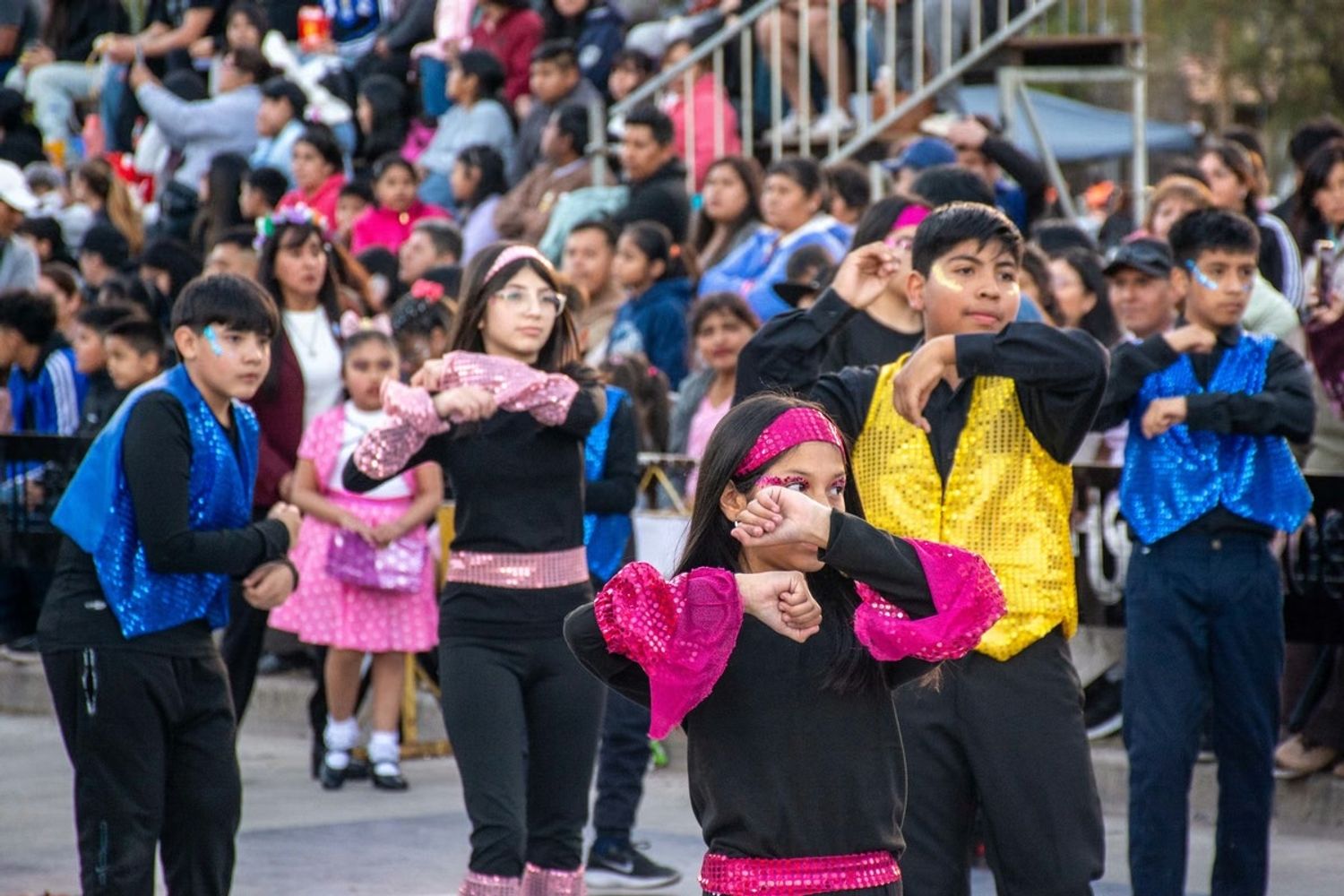 Colores, música, disfraces y mucha participación marcaron una nueva edición del desfile "Bienvenida Primavera" que dio inicio a las actividades de la 75.ta Fiesta Nacional de los Estudiantes.