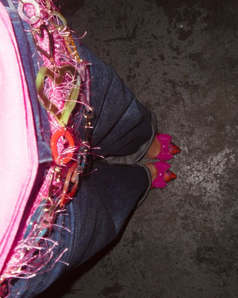 Tiro bajo, accesorios retro y zapatos "stilettos": Anna Chiara Del Boca apostó por el rosa "chicle" y arrasó con un look dosmilero
