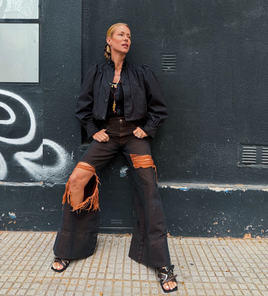Jean color óxido, sandalias de cuero y campera con "calce cropped": Nicole Neumann arrasó con un look urbano en tendencia