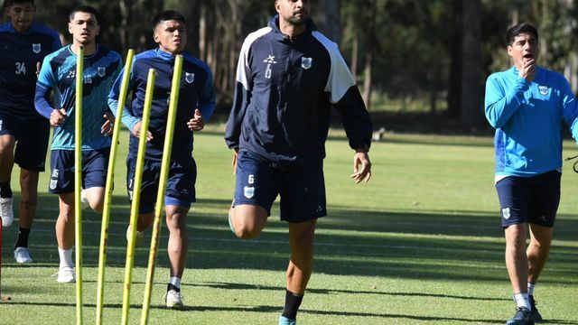 “Tenemos un lindo desafío ante un rival que se hace fuerte en casa”, dijo el defensor del “Lobo” Joaquín Varela. “Sabemos de sus fortalezas y que tienen jugadores de jerarquía, por lo que nos preparamos de la mejor manera para ir a ganar”, agregó.