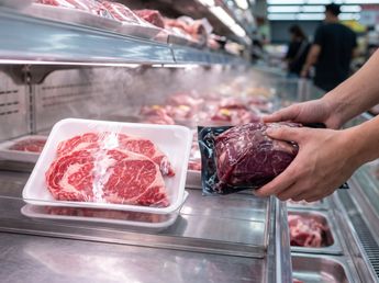 Carne en bandejas o sellada al vacío: cuál es la diferencia y cuál conviene comprar en el supermercado