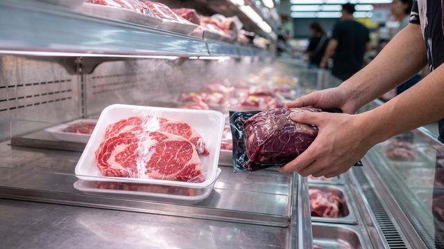 Carne en bandejas o sellada al vacío: cuál es la diferencia y cuál conviene comprar en el supermercado