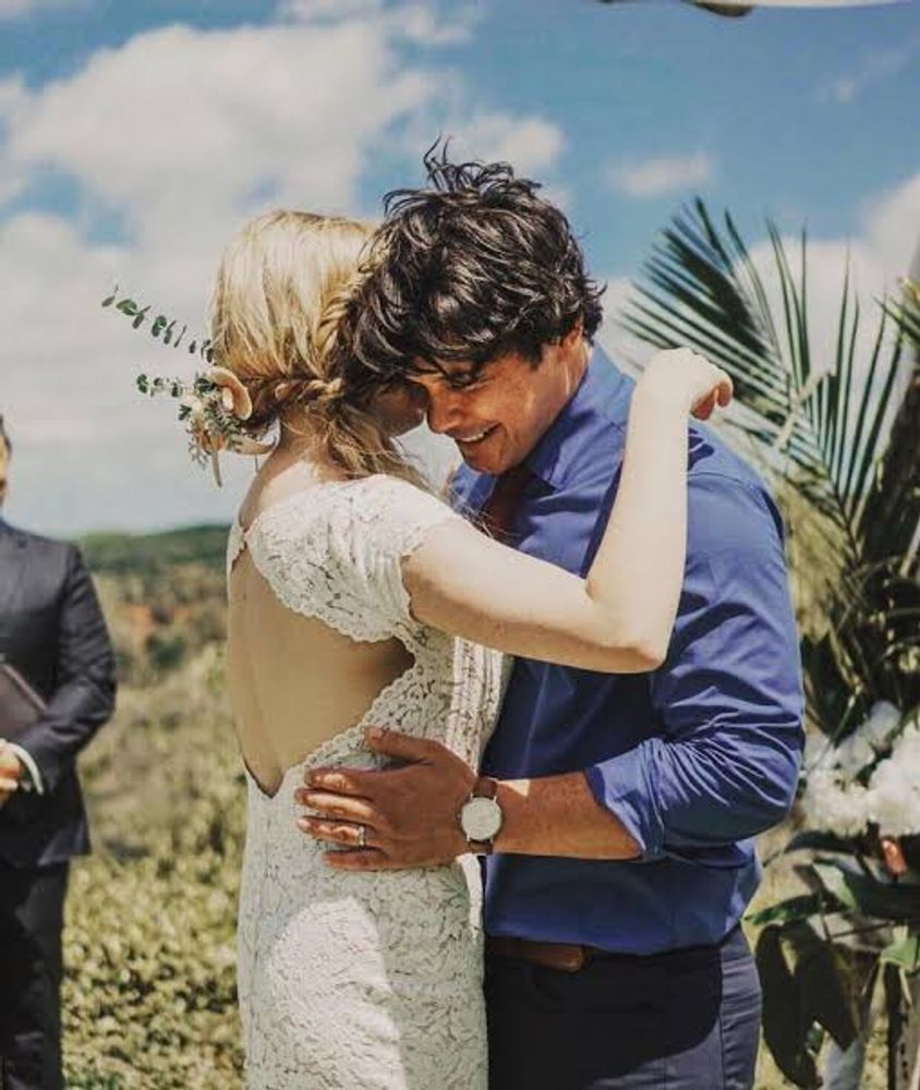 Eliza Taylor y Bob Morley.