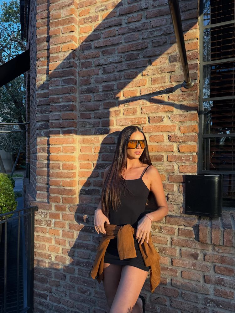 Zaira Nara se adelantó a la tendencia del verano y arrasó con un vestido corto y campera de gamuza