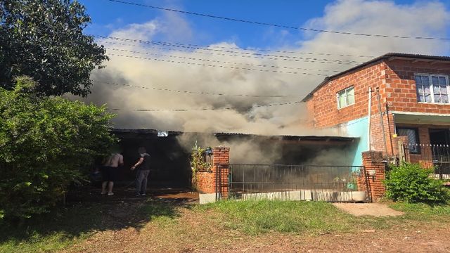 Investigan a un hombre acusado de incendiar la casa de su expareja en Eldorado.