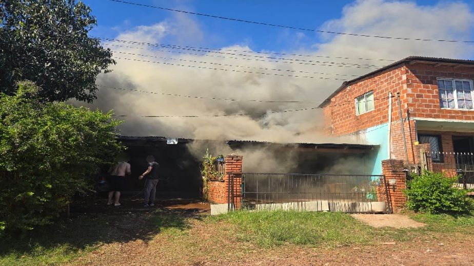 Investigan a un hombre acusado de incendiar la casa de su expareja en Eldorado