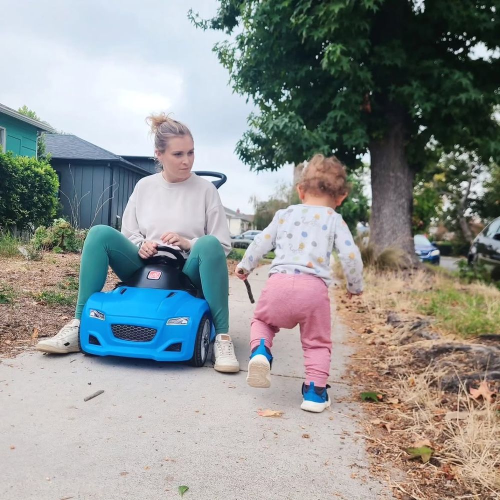 Eliza Taylor junto a su hijo.