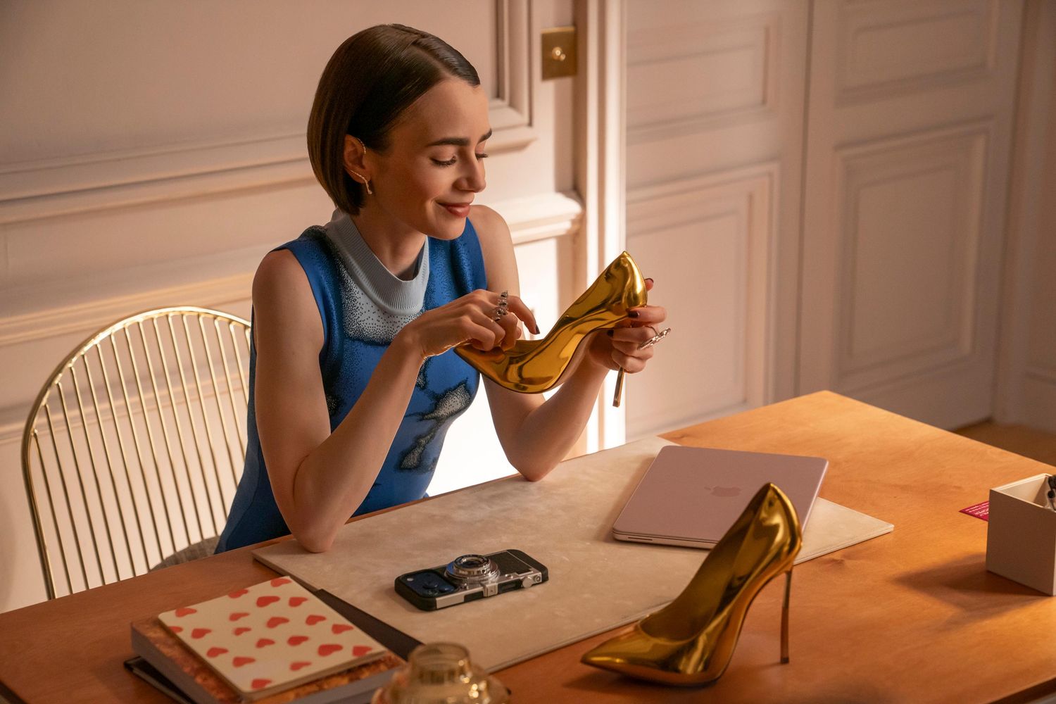  Lily Collins.