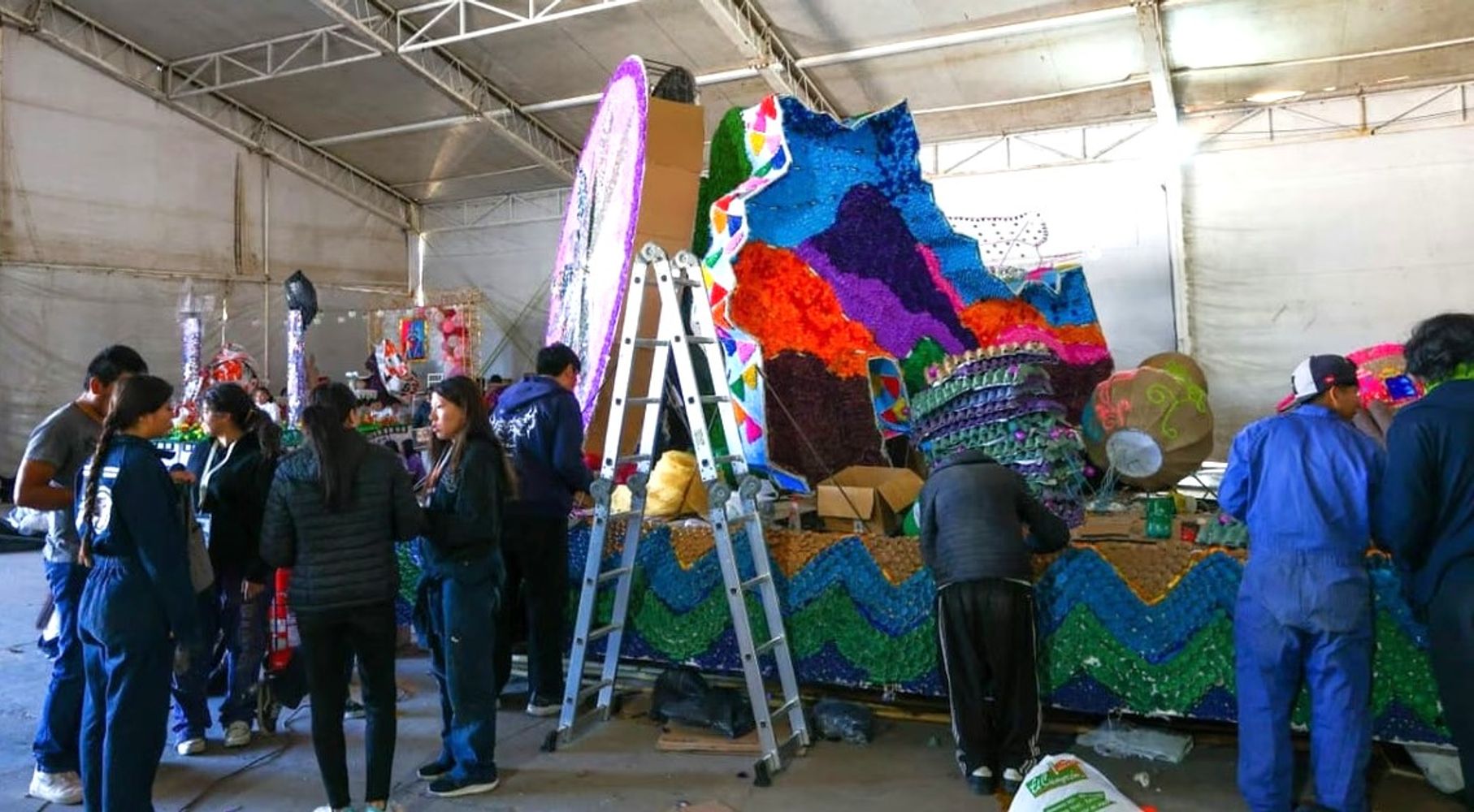 Docentes, directivos y familias acompañaan en todo momento el esfuerzo y la dedicación de los jóvenes que participan con sus carrozas en la tradicional celebración estudiantil de cada septiembre en Jujuy.