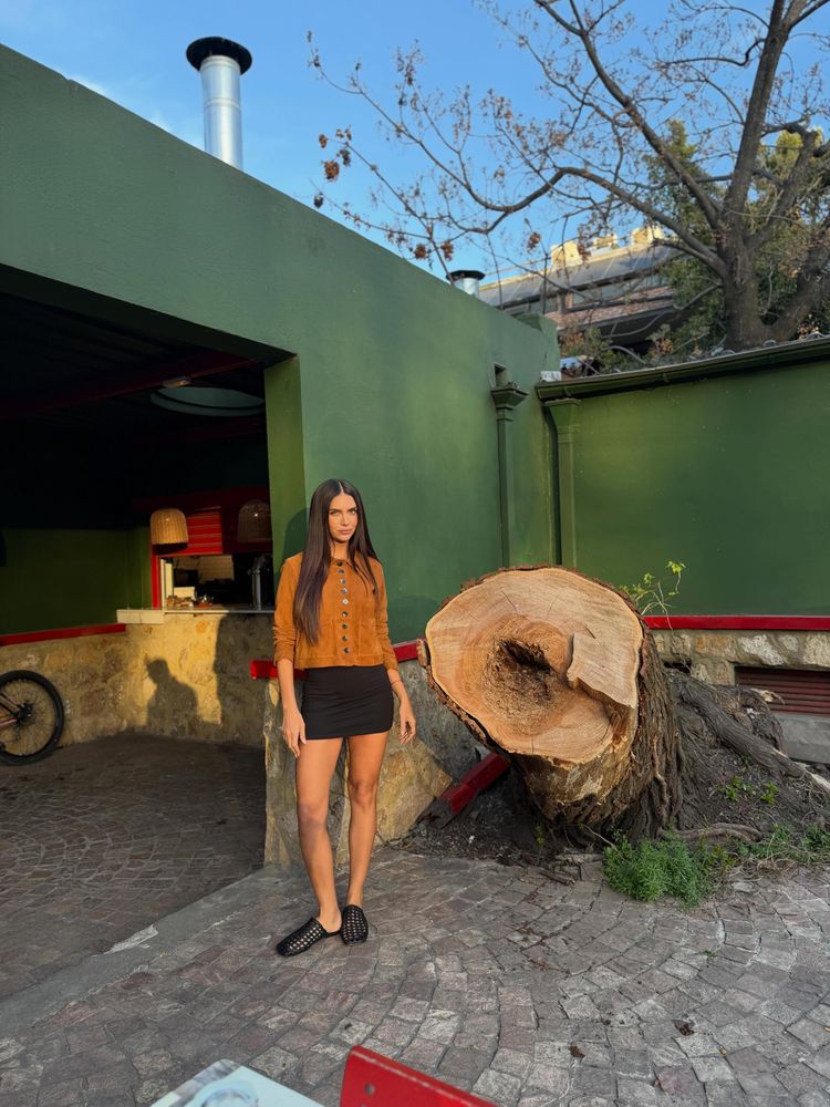 Zaira Nara se adelantó a la tendencia del verano y arrasó con un vestido corto y campera de gamuza