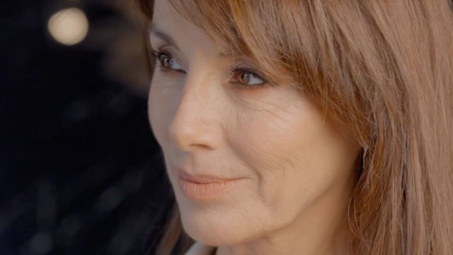 A sus 58 años, Viviana Saccone deslumbró con look monocromático color azul petróleo y marcó tendencia