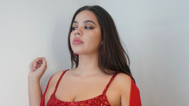 Tiro bajo, accesorios retro y zapatos "stilettos": Anna Chiara Del Boca apostó por el rosa "chicle" y arrasó con un look dosmilero