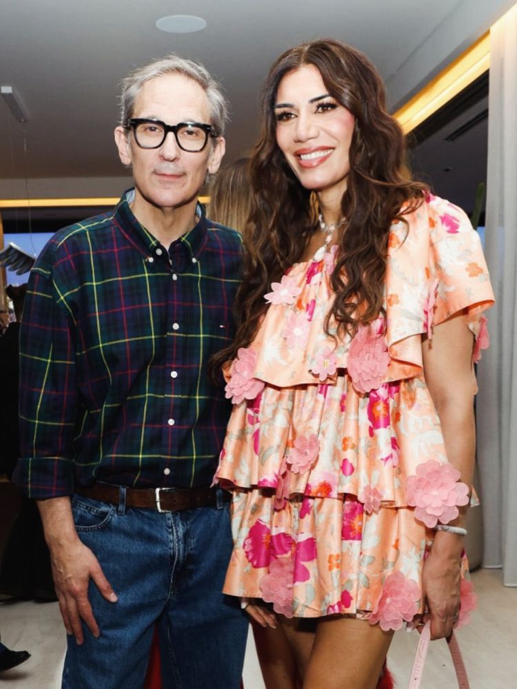 Flor de la V se adelantó al verano con un vestido corto estilo romántico y marcó la tendencia de la temporada