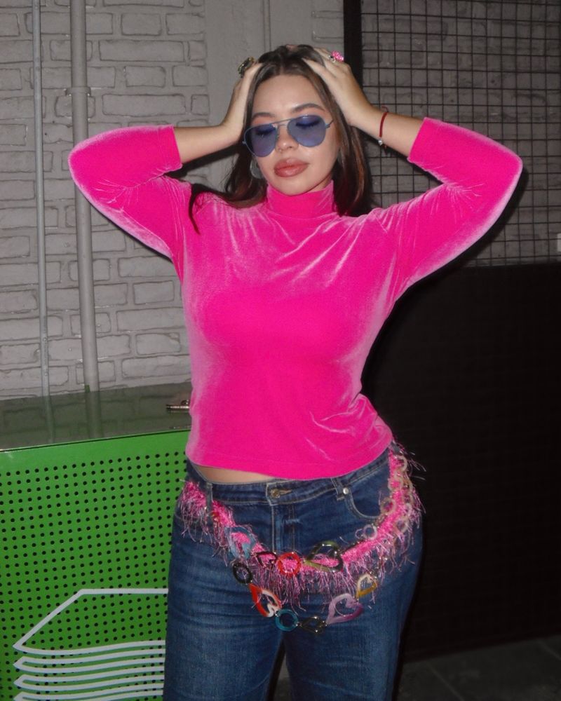 Tiro bajo, accesorios retro y zapatos "stilettos": Anna Chiara Del Boca apostó por el rosa "chicle" y arrasó con un look dosmilero