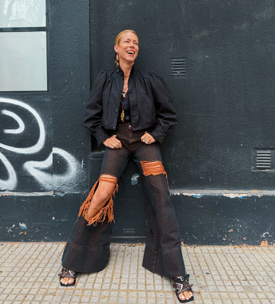 Jean color óxido, sandalias de cuero y campera con "calce cropped": Nicole Neumann arrasó con un look urbano en tendencia