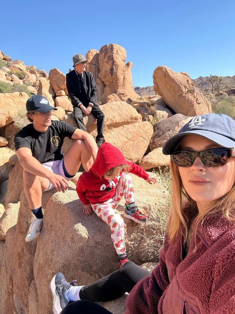 Eliza Taylor y Bob Morley junto al hijo que tienen en común.