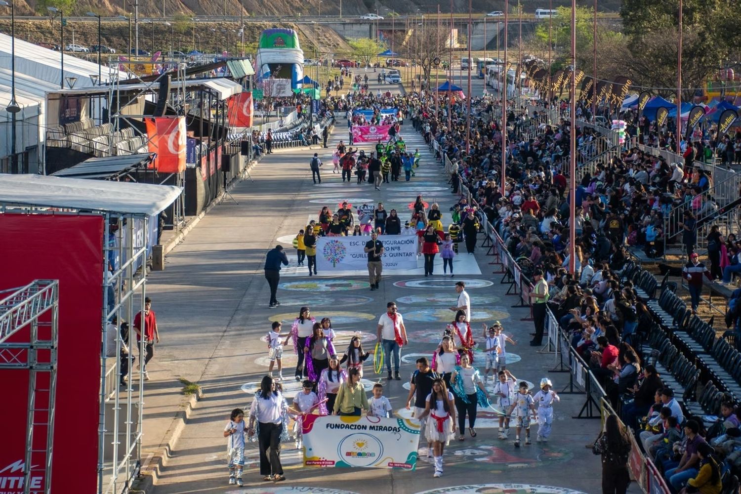 El "carrozódromo" habilitado en el predio del barrio Alto Padilla es también escenario del desfile "Bienvenida Primavera" con que se inicia en Jujuy la fiesta estudiantil más grande del país.