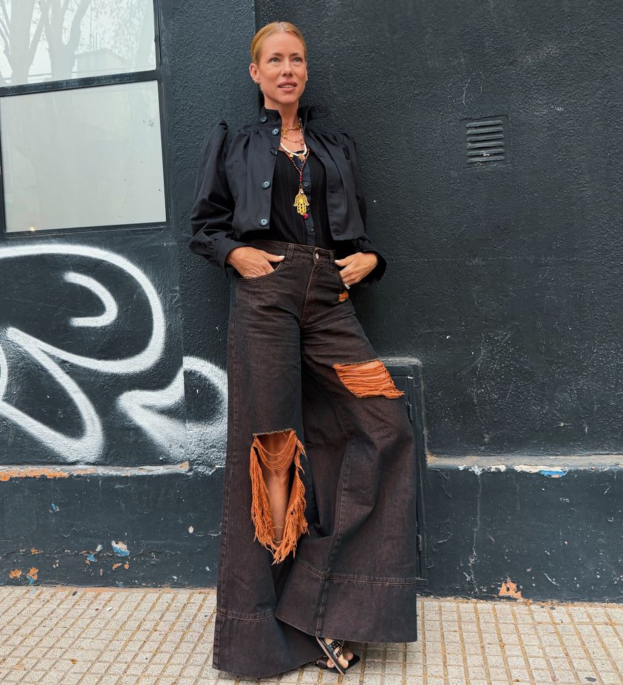 Jean color óxido, sandalias de cuero y campera con "calce cropped": Nicole Neumann arrasó con un look urbano en tendencia