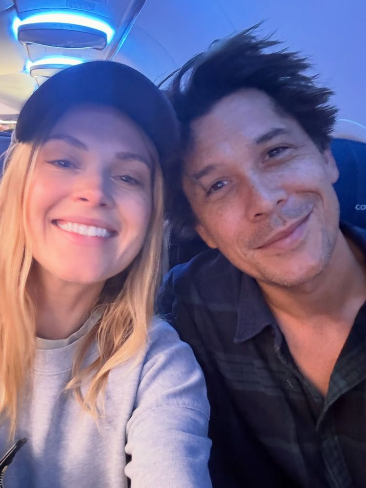 Eliza Taylor y Bob Morley.