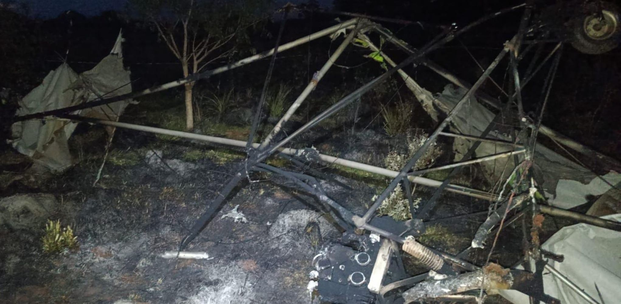 Tragedia en Posadas: murió un hombre de 40 años tras impactar con un ala delta contra cables eléctricos.