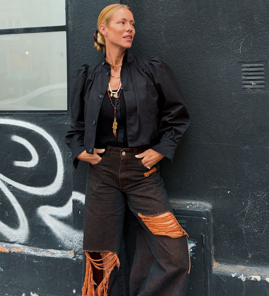 Jean color óxido, sandalias de cuero y campera con "calce cropped": Nicole Neumann arrasó con un look urbano en tendencia