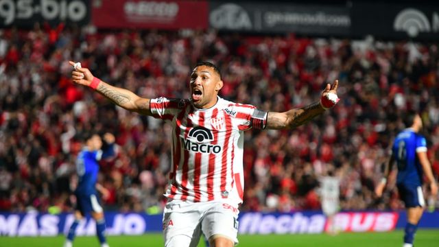 Fernando Alarcón festeja lo que fue el segundo gol de Instituto que hizo después de un centro de Alex Luna.