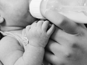 Secuestran una mamadera clave por el bebé con fracturas en Córdoba