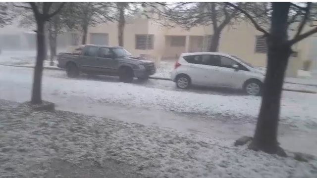 La fuerte caída de piedra dejó un manto blanco en varios sectores de Córdoba.