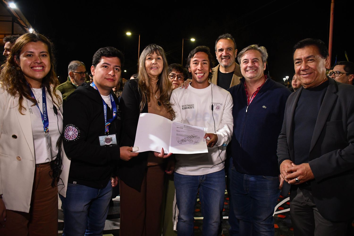 El Concejo Deliberante de San Salvador de Jujuy declaró "de interés municipal" la celebración de los 75 años de la Fiesta Nacional de los Estudiantes. Los concejales Gastón Millón, Blanca Ontiveros, Néstor Barrios, Graciela Carrasco y Gustavo Martínez entregaron un ejemplar de la declaración al presidente del EAP-FNE, Leandro Morales.