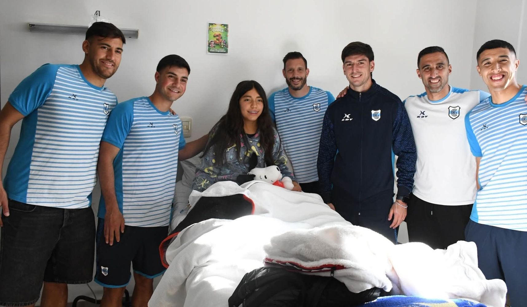 Encabezados por su DT Hernán Pellerano, los jugadores del "Lobo" jujeño Valentín Arro, Octavio Bianchi, Guillermo Cosaro, Juan Cruz Franzoni y David Gallardo recorrieron diferentes sectores del Hospital Materno Infantil “Dr. Héctor Quintana”, generando a su paso genuina sorpresa y emoción.