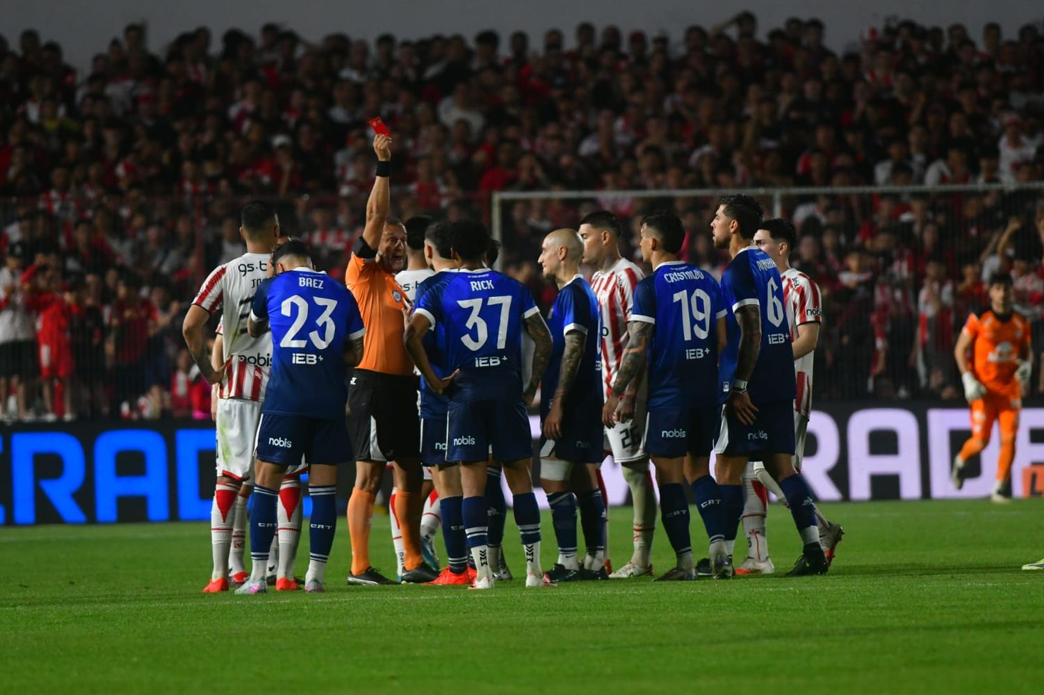 La expulsión a Agustín Álvarez Martínez y que Alex Luna no viera la roja, las polémicas en el Instituto-Talleres.