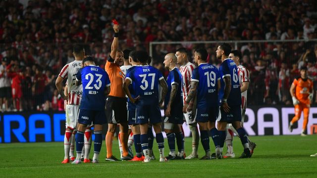 La expulsión a Agustín Álvarez Martínez y que Alex Luna no viera la roja, las polémicas en el Instituto-Talleres.