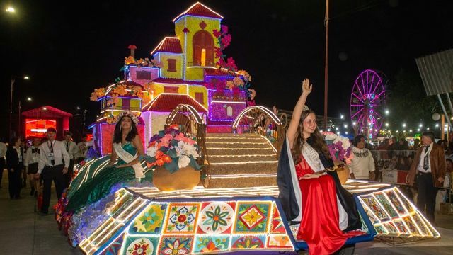 El Colegio Nueva Siembra participa en la categoría Carruaje con un estupendo trabajo artesanal inspirado en la película "Encanto", de los estudios Disney. Victoria Morales es la reina del establecimiento capitalino.