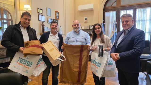 Domingo Amaya e Inés Frías Silva recibieron a directivos y al entrenador de la categoría, Carlos Gentile.