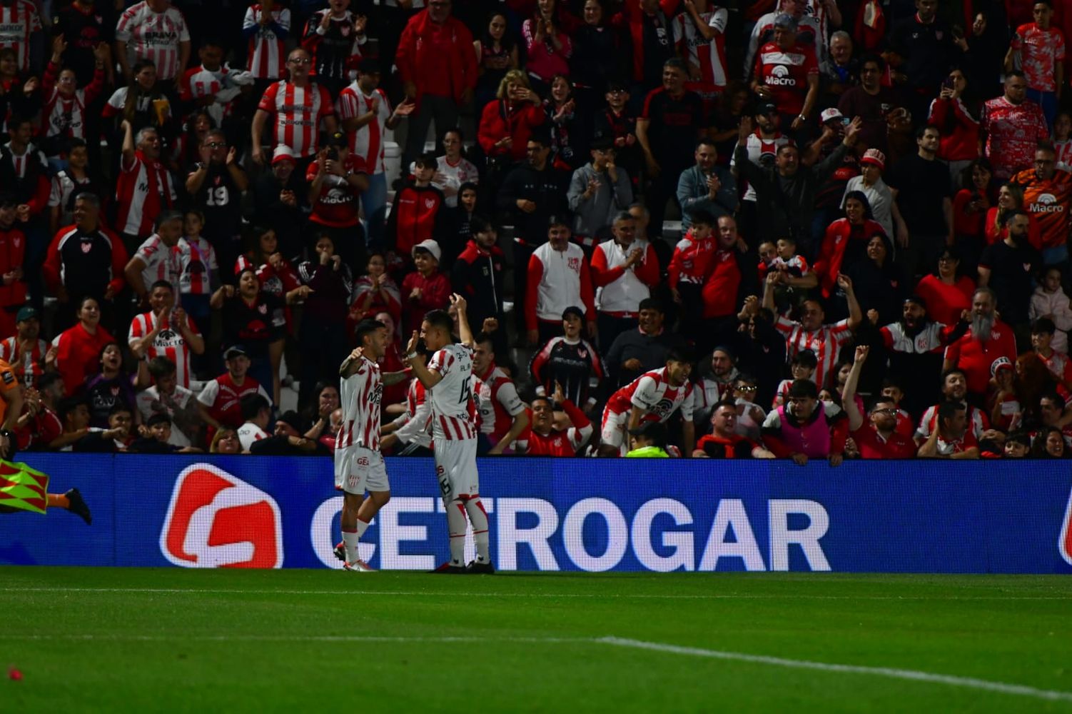 Giuliano Cerato festeja el primer gol de Instituto en el clásico ante Talleres