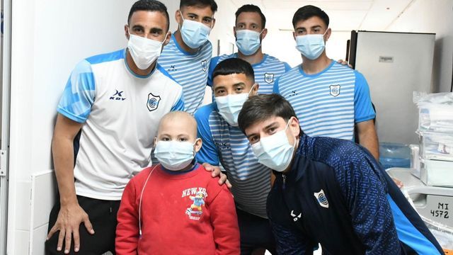 En una emotiva jornada de solidaridad, previo a emprender viaje a Mendoza una comitiva de Gimnasia y Esgrima de Jujuy visitó el Hospital Materno Infantil “Dr. Héctor Quintana” para entregar los juguetes recolectados durante el Mes de la Infancia.