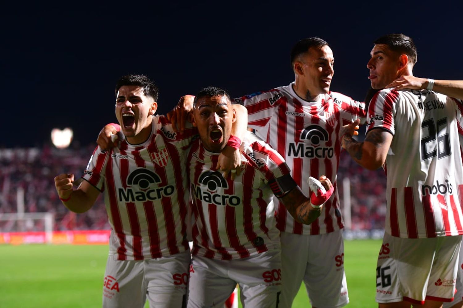 Alex Luna y Fernando Alarcón festejan el triunfo de Instituto en el clásico ante Talleres en Alta Córdoba