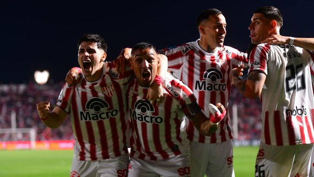 Alex Luna y Fernando Alarcón festejan el triunfo de Instituto en el clásico ante Talleres en Alta Córdoba