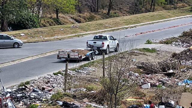 Los detuvieron por arrojar basura en un baldío.