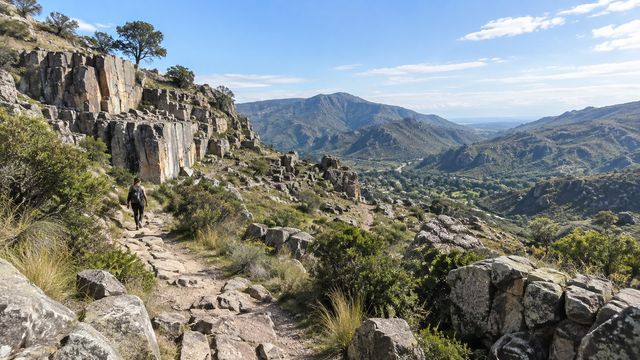 Un paseo por Las Canteras permite descubrir el paisaje serrano de Valle Hermoso entre senderos, rocas y naturaleza.