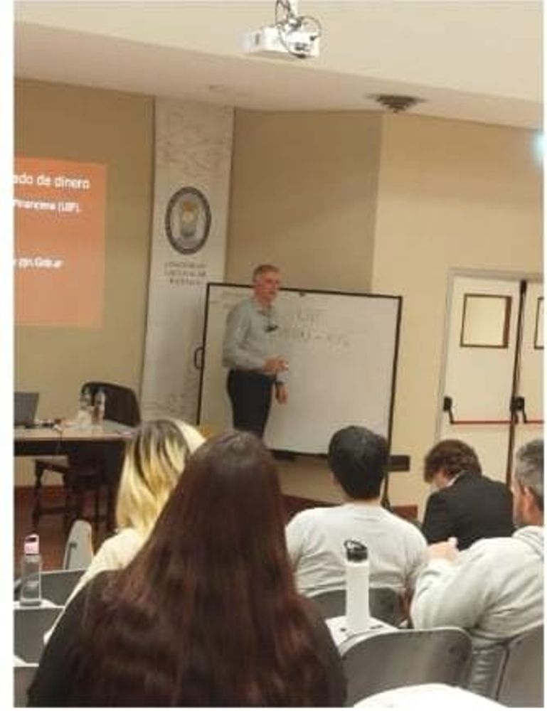 El reconocido periodista compartió sugerencias y herramientas vinculadas al trabajo periodístico