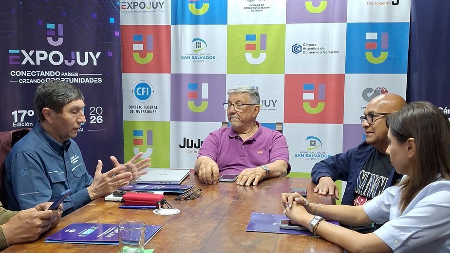 El jefe de la Unidad Regional de Asuntos Internacionales del Gobierno Regional de Antofagasta, Claudio Pizarro (a la izquierda), dialoga con Jorge Gurrieri (al centro) y demás autoridades de la Cámara de Comercio Exterior de Jujuy.