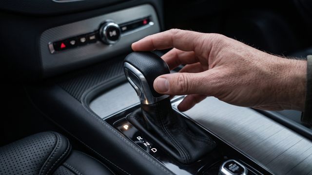 Los mecánicos expertos alertan: el error común al detener un auto automático que puede romper la caja de cambios