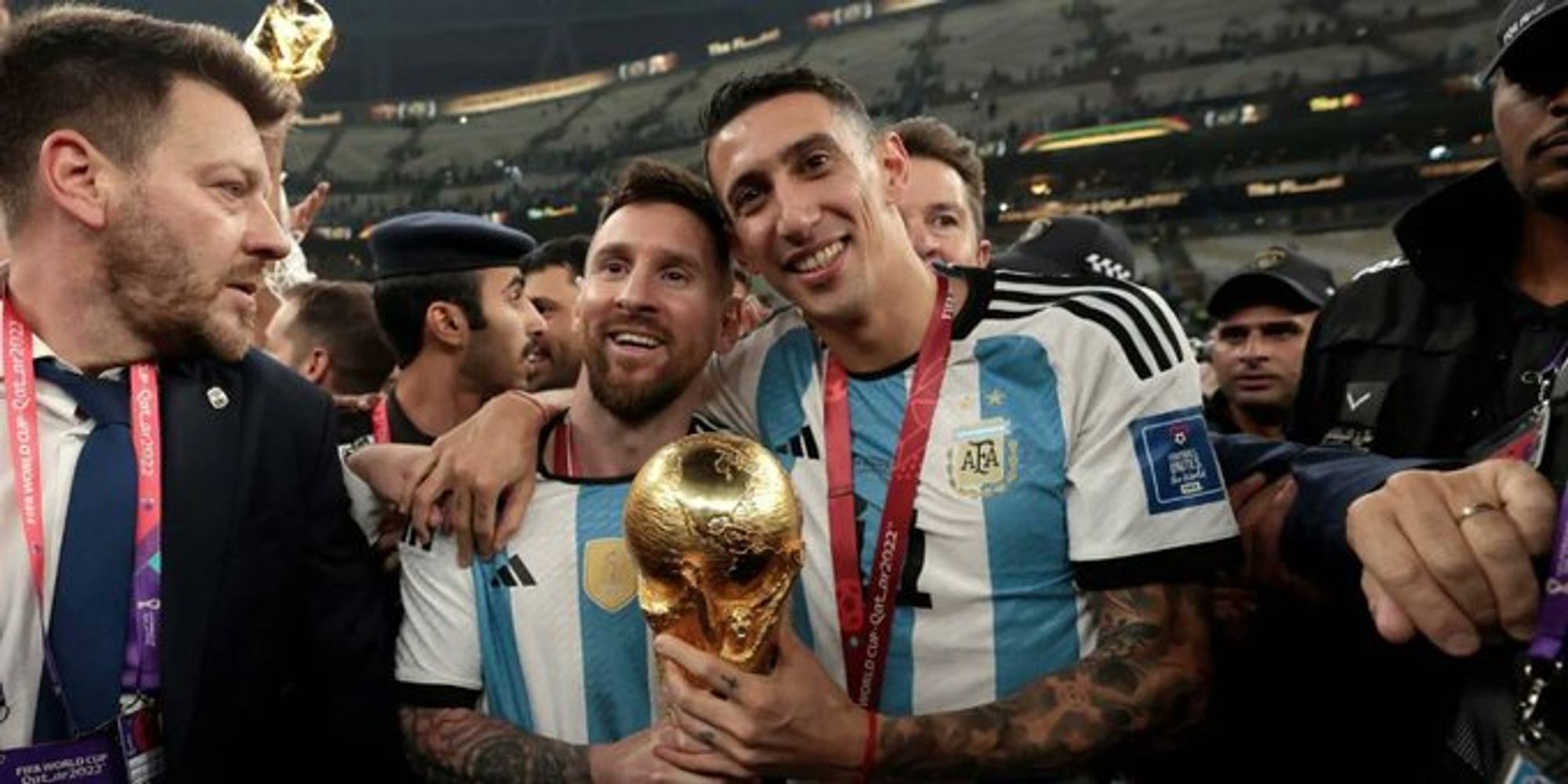 Lionel Messi en cancha y Ángel Di María, en el palco.