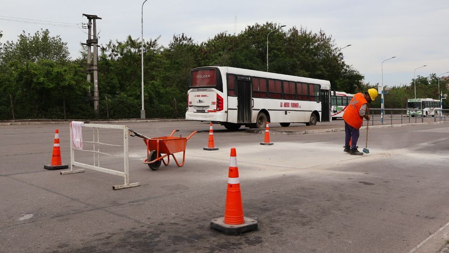Las tareas se concentran en el ingreso de colectivos, con reposición de pavimento y mantenimiento de las garitas de control.