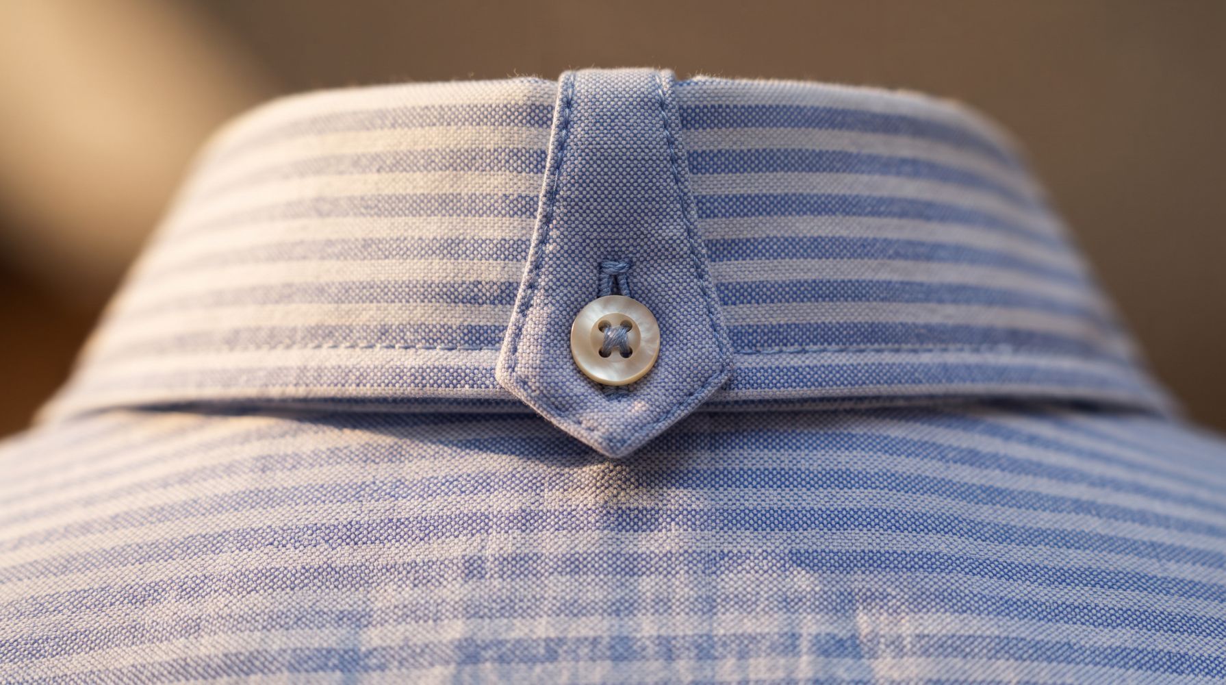 Casi nadie lo sabe: qué significa el botón que tienen algunas camisas en la parte trasera del cuello