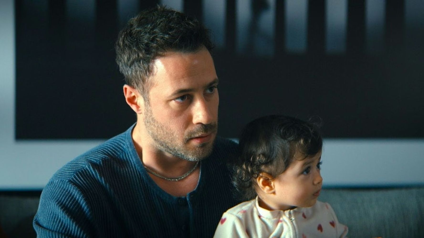Ozan Dolunay interpreta a İlker, el esposo de Funda.