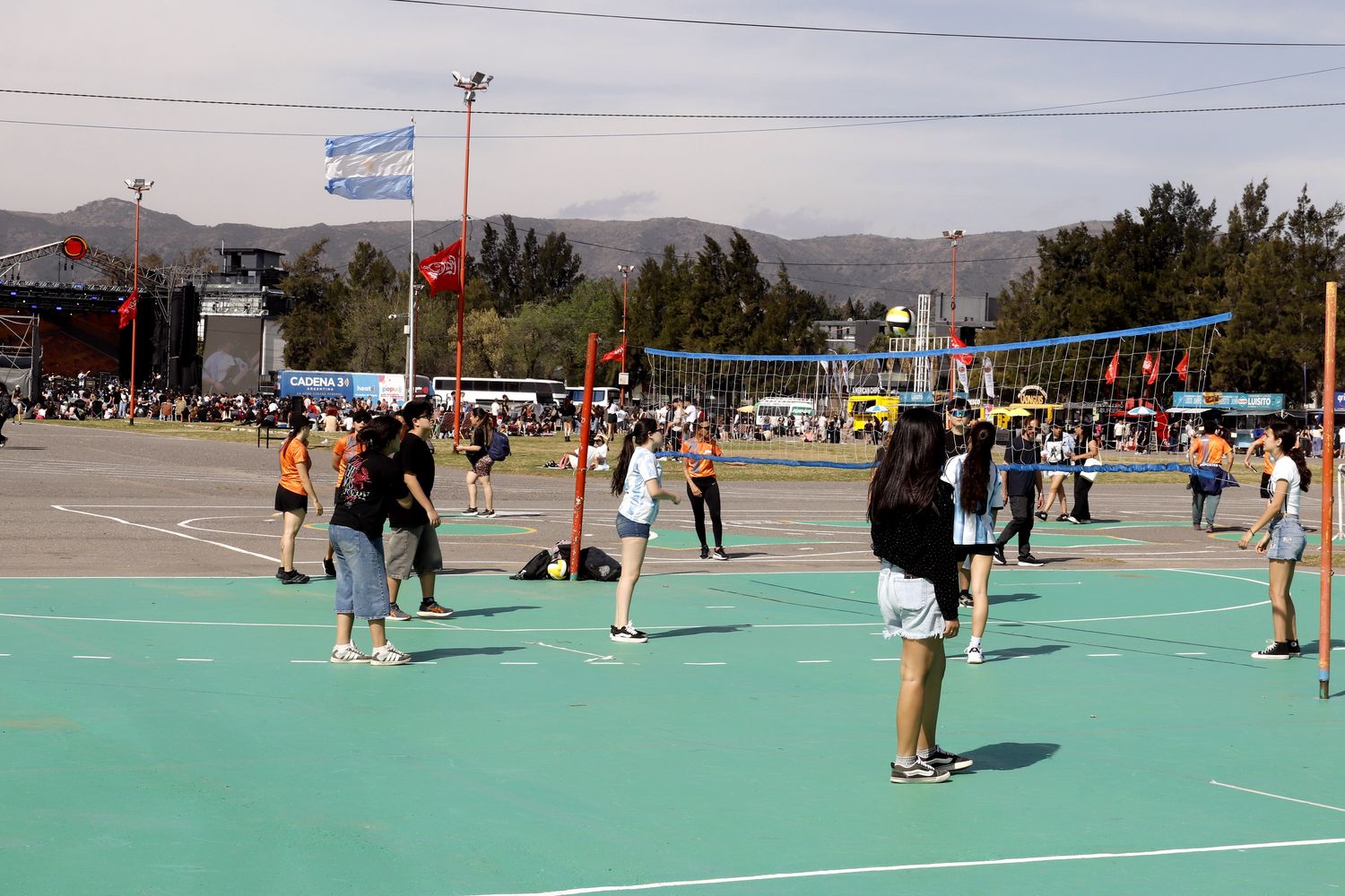 Las actividades deportivas y recreativas también fueron protagonistas, con vecinos y visitantes disfrutando de la costa del lago San Roque.