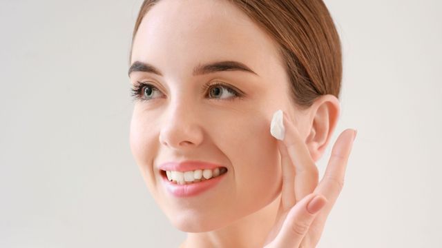 Por qué la crema Nivea azul de lata no es la mejor opción para la cara.