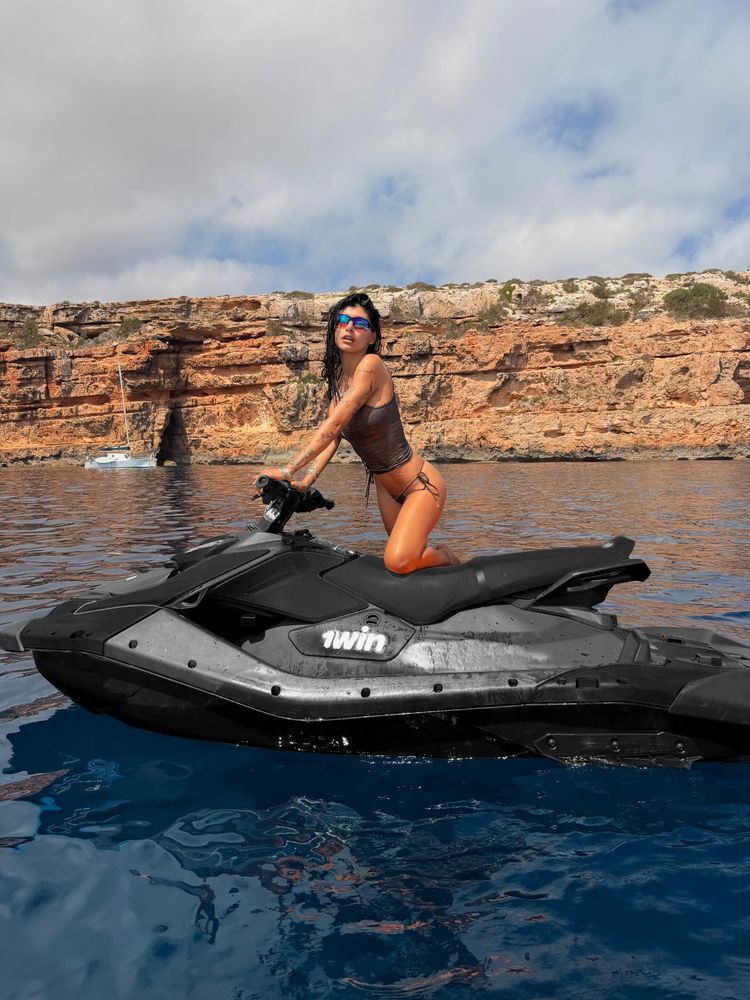 Desde Formentera, Mia Khalifa y Jenna Lee posaron juntas y arrasaron con la tendencia del verano